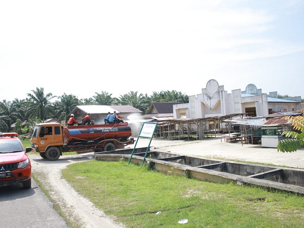 Pemerintah dan Polsek Sungai Mandau Gandeng PT RAPP Lakukan Penyemprotan Disinfektan